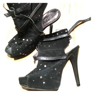 N.Y.L.A black platform *offers welcome*